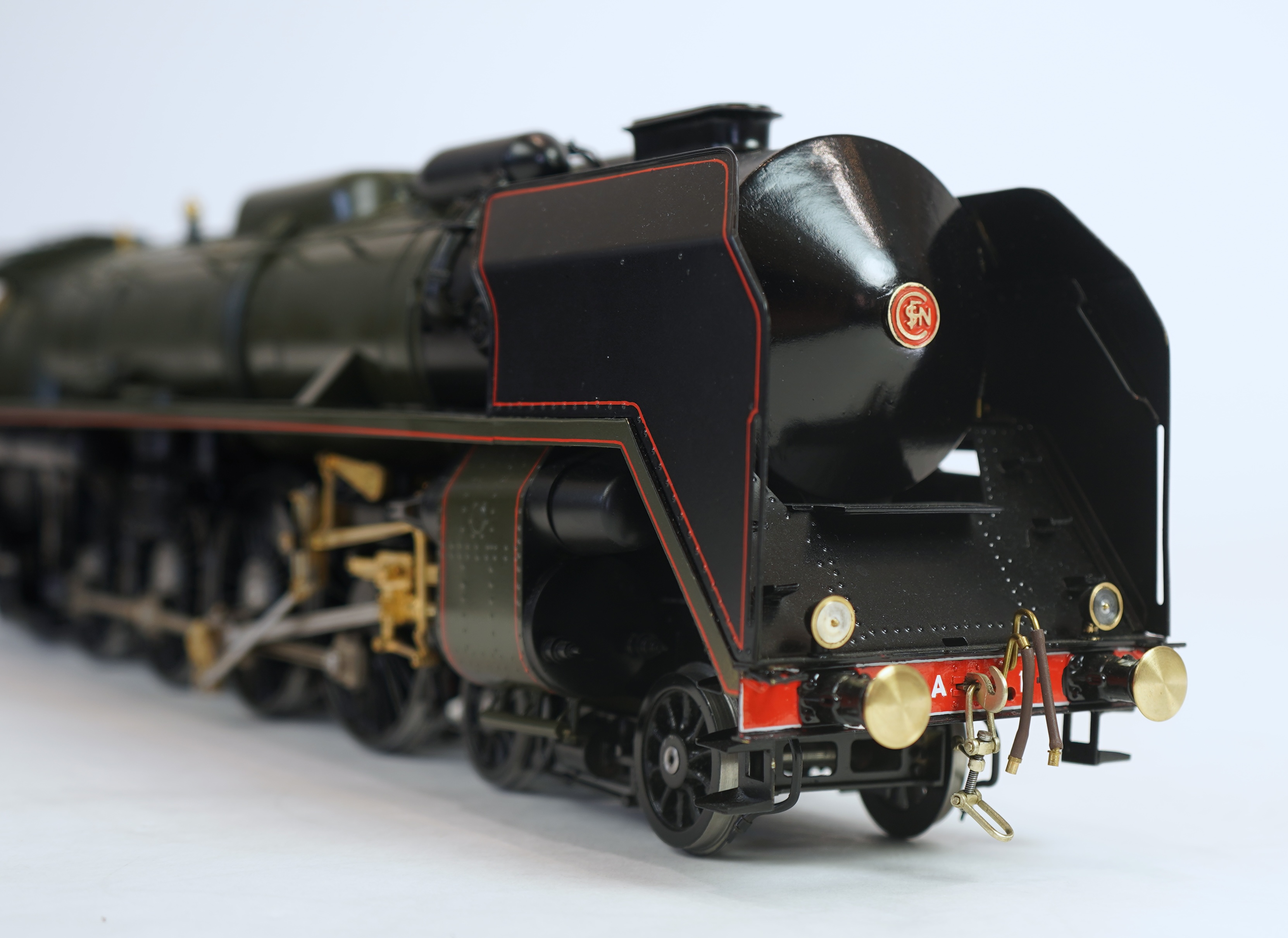 A Gauge One exhibition quality scratch built model of Andre Chapelon’s iconic SNCF 242.A.1, 2-4-2 tender locomotive, built by the Finescale Locomotive Company (under Neil Rose) from a commission.